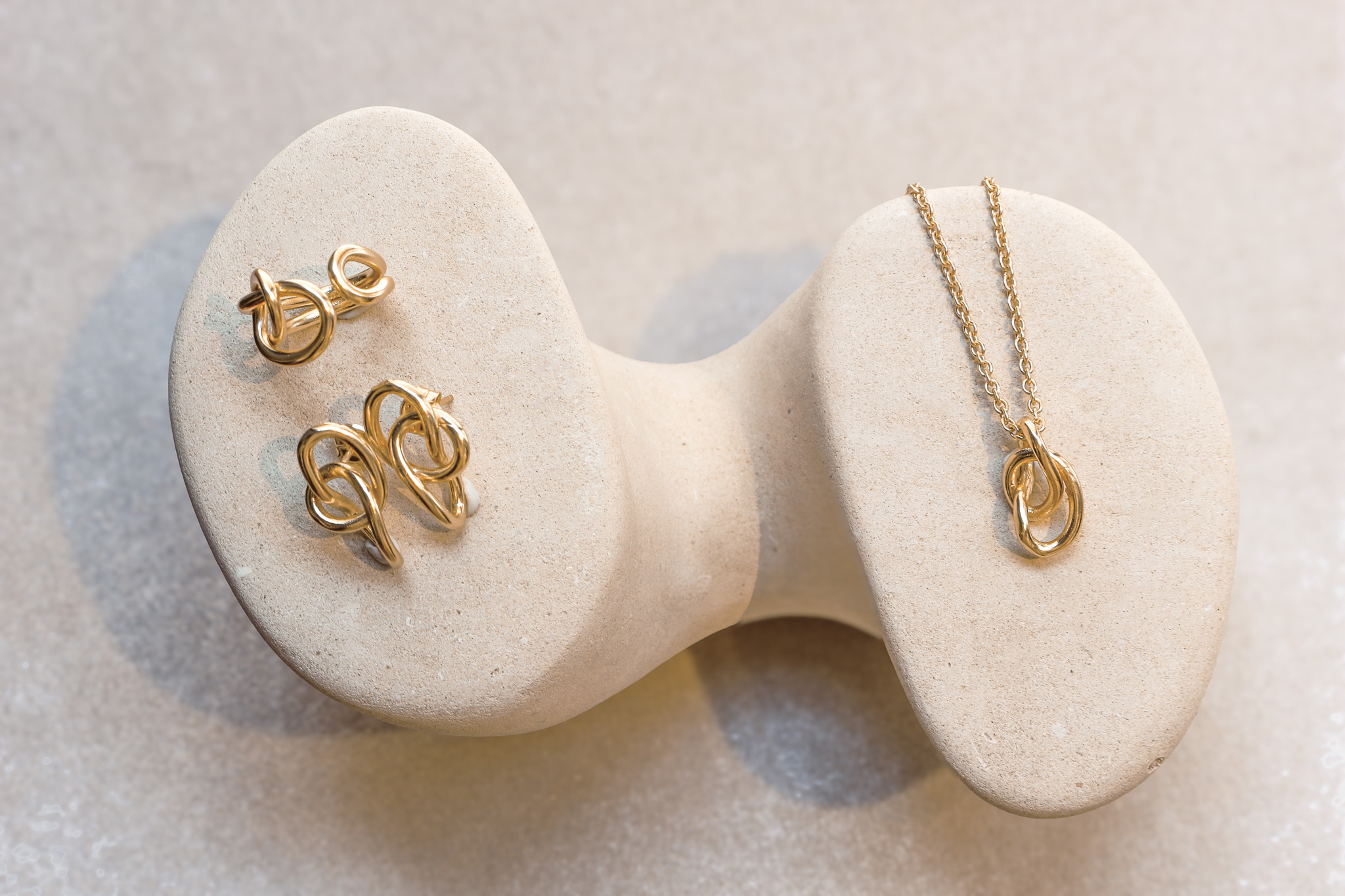 The Knot Capsule