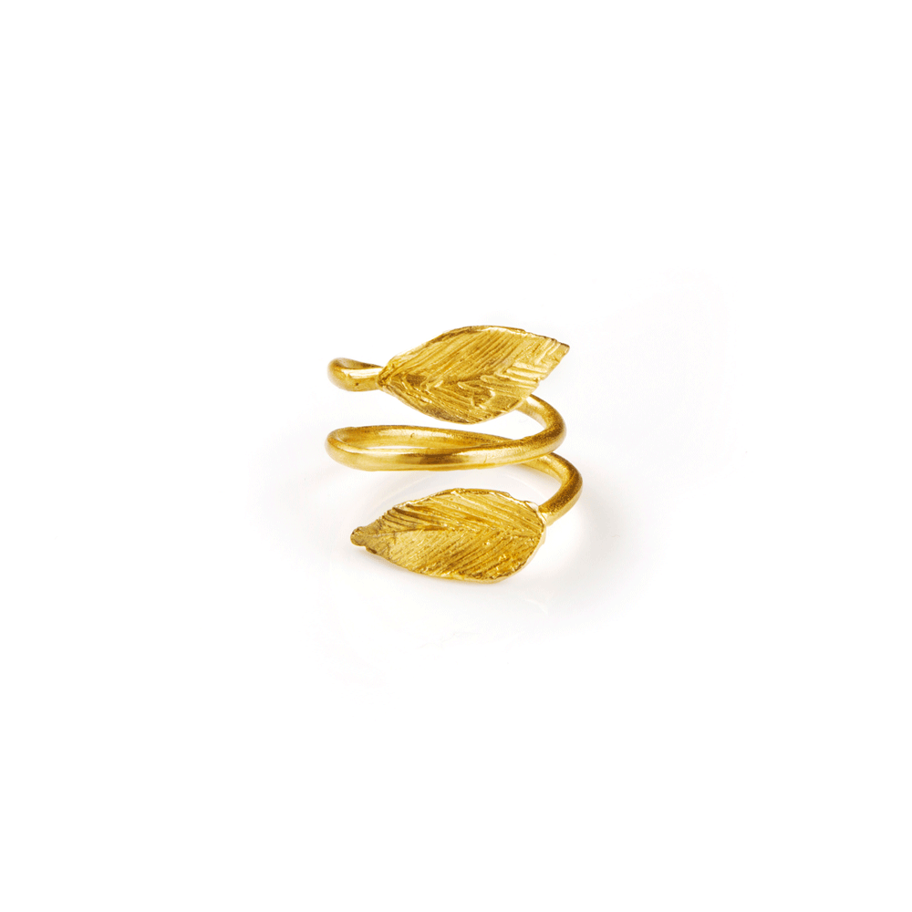 golden ring with leaves crafted by Giulia Barela | Anello Abbraccio con foglie dorate creato a mano da Giulia Barela Jewelry