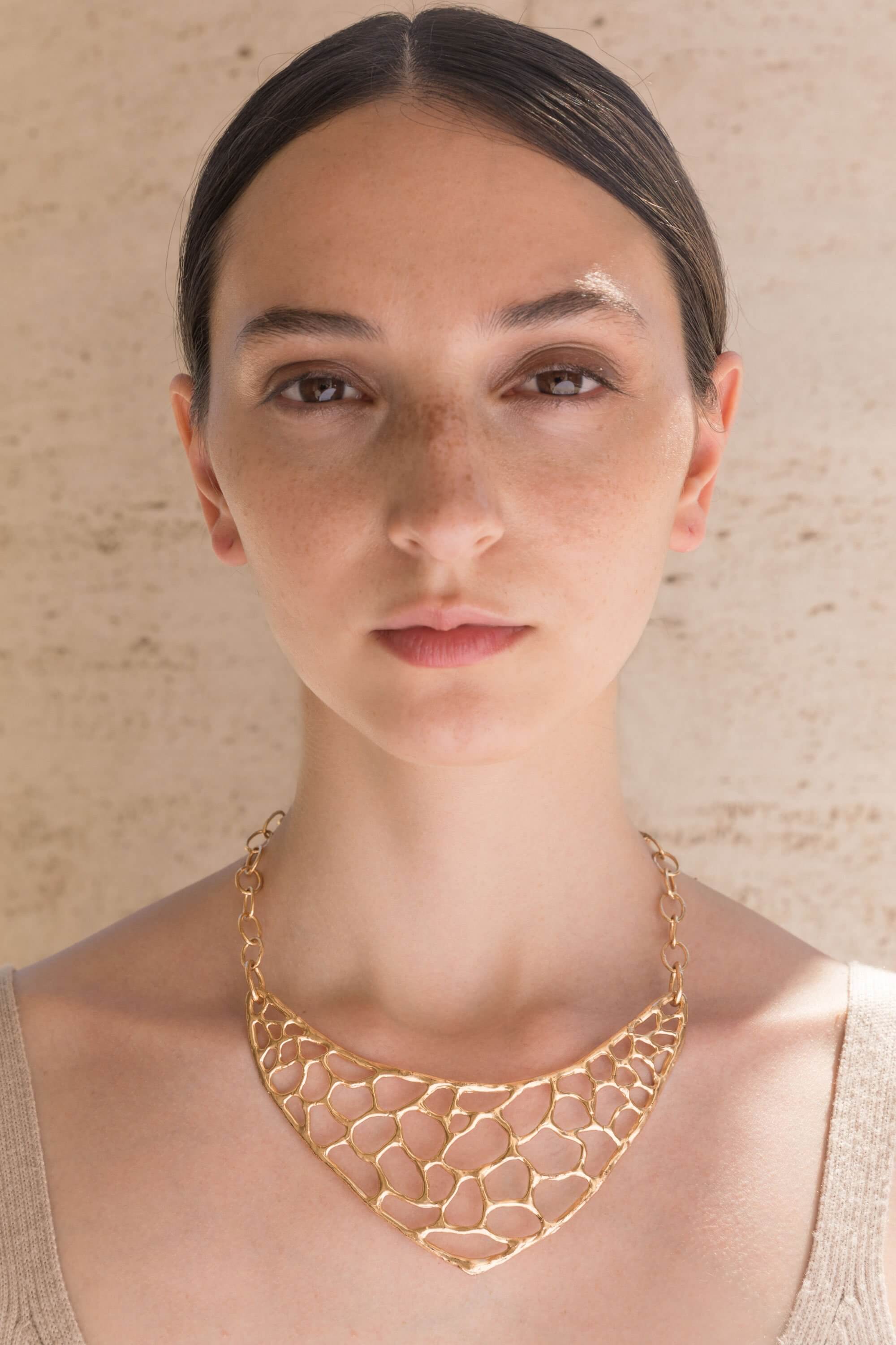 Collana dorata Africa fatta a mano da Giulia Barela Jewelry