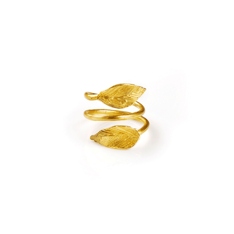 golden ring with leaves crafted by Giulia Barela | Anello Abbraccio con foglie dorate creato a mano da Giulia Barela Jewelry